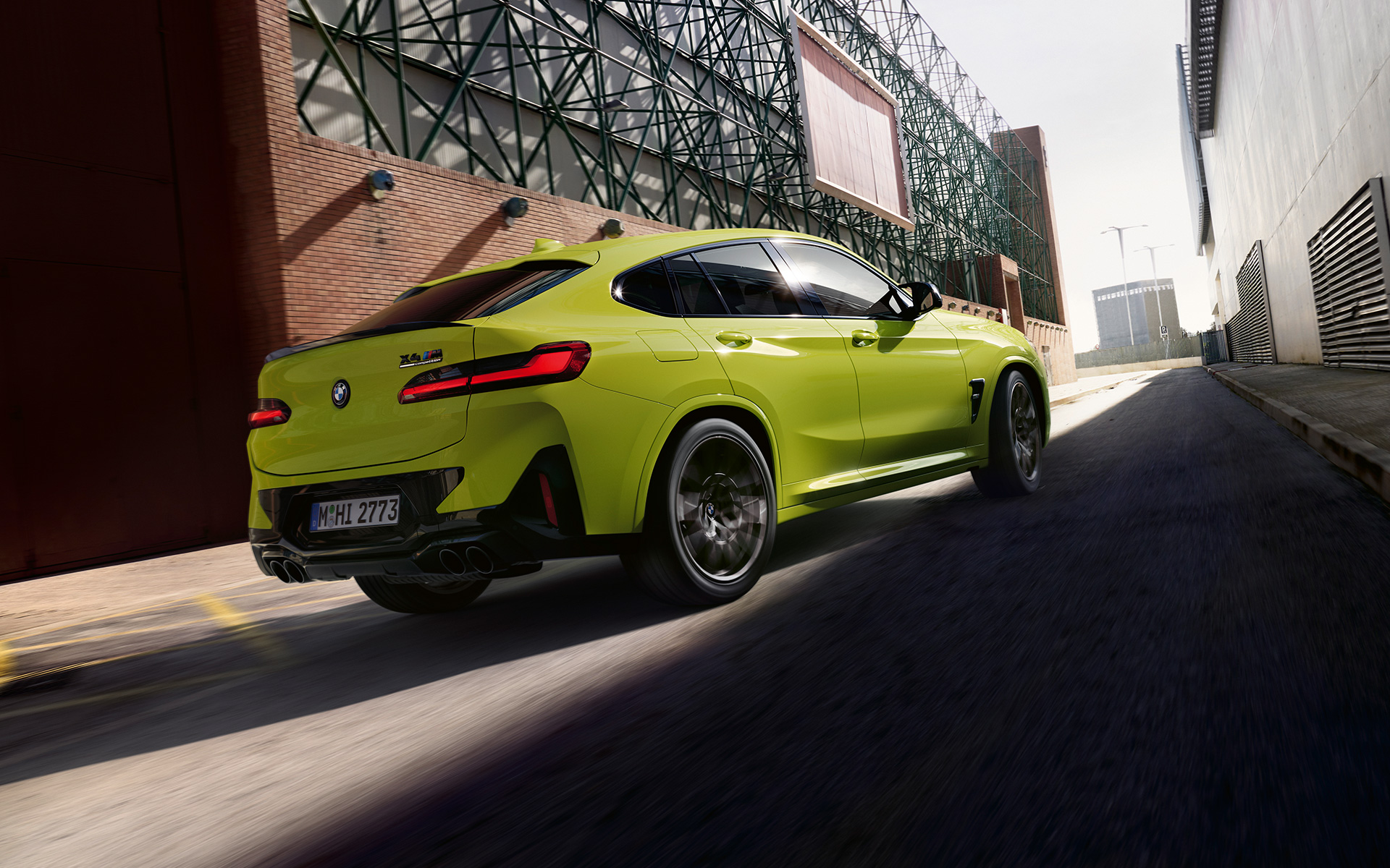 BMW X4 M 컴피티션 F98 LCI 페이스리프트 2021 상파울루 옐로두 3/4 정면도 및 공장 건물 사이 주행