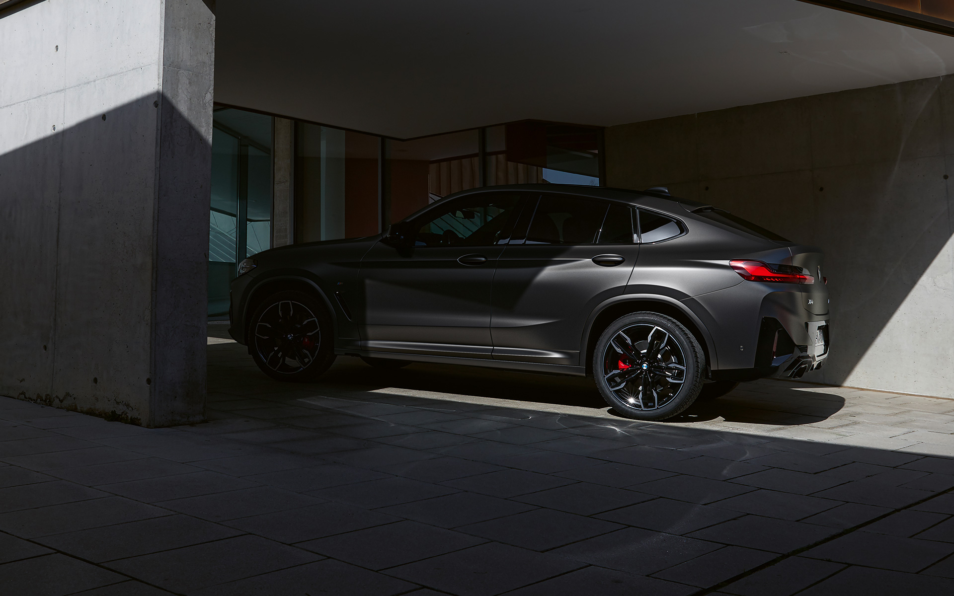 BMW X4 M40i G02 LCI 2021 페이스리프트 측면도, 집 입구 앞 그늘에서