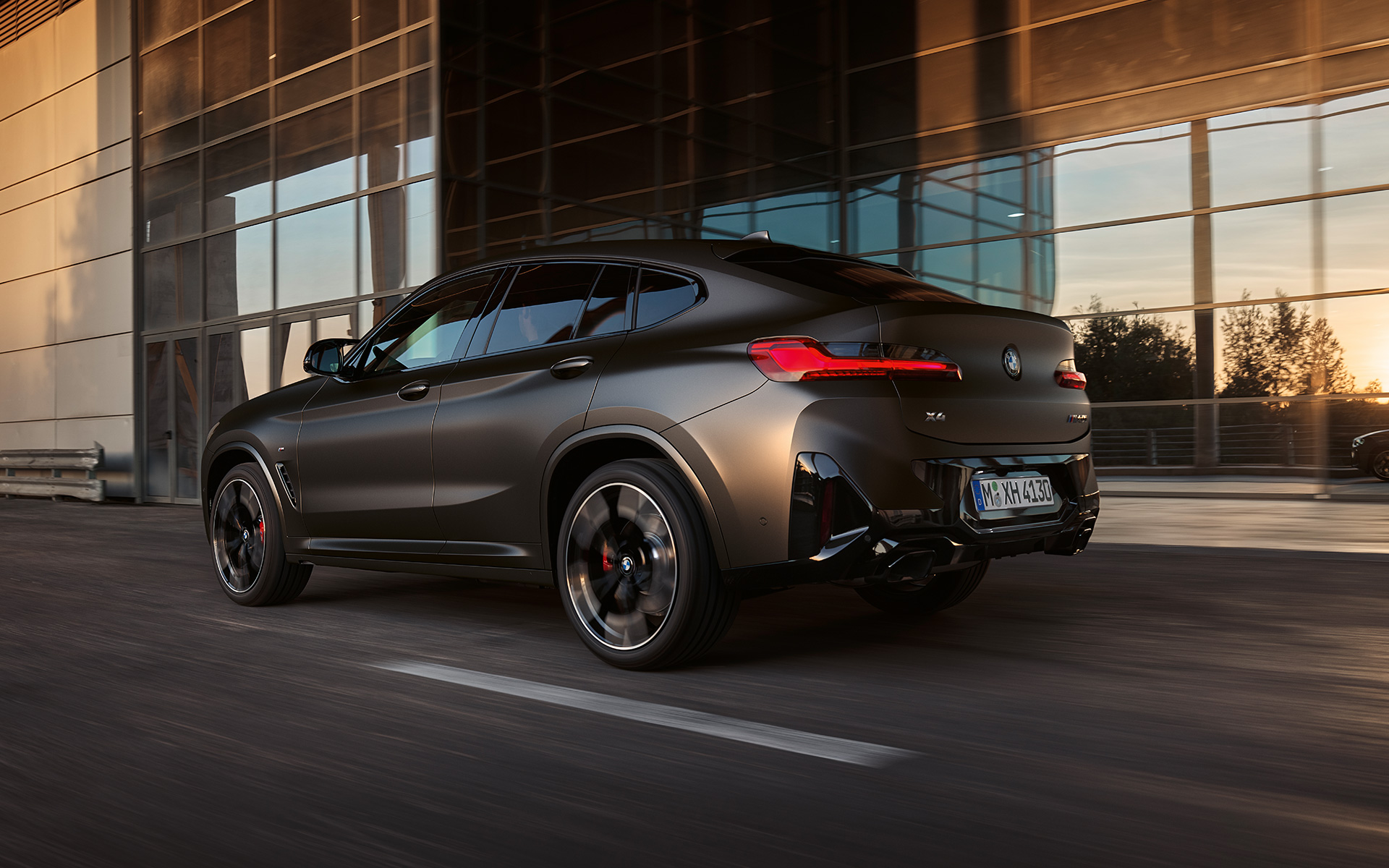 BMW X4 M40i G02 LCI 2021 페이스리프트 3/4 후면도, 유리 파사드 앞