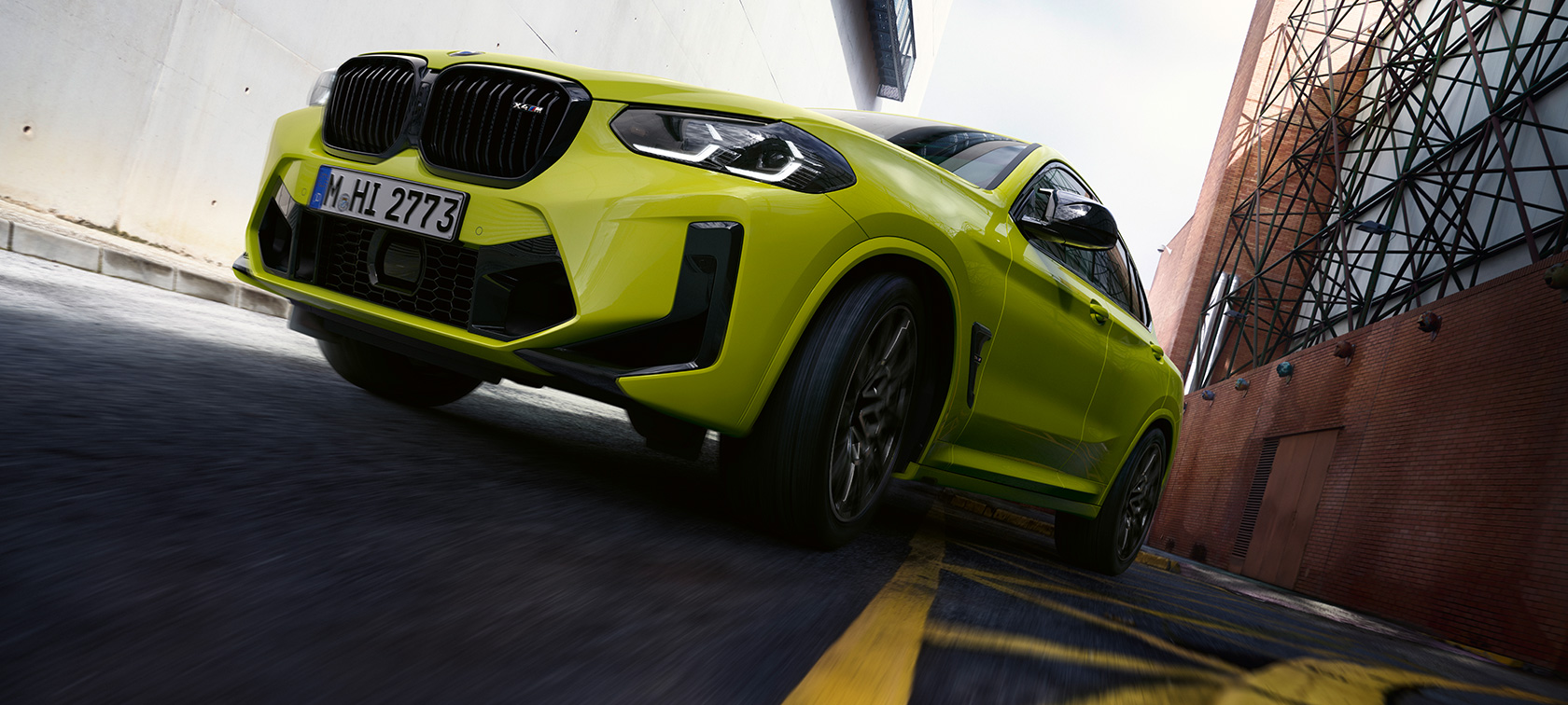 3/4 정면도 및 저면도 BMW X4 M 컴피티션 F98 LCI 2021 BMW X4 M 컴피티션 F98 LCI 페이스리프트 2021 상파울루 옐로우 3/4 정면도 및 저면도, 주택가에서 주행