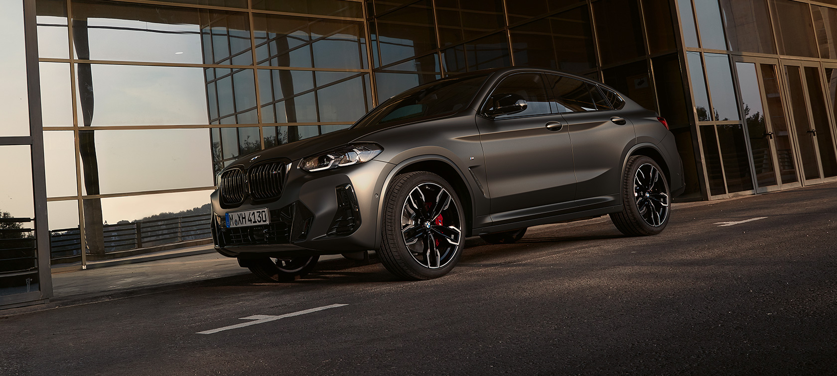 3/4 정면도 BMW X4 M40i G02 LCI 2021 페이스리프트 BMW X4 M40i G02 LCI 2021 페이스리프트 3/4 정면도, 유리 파사드 앞