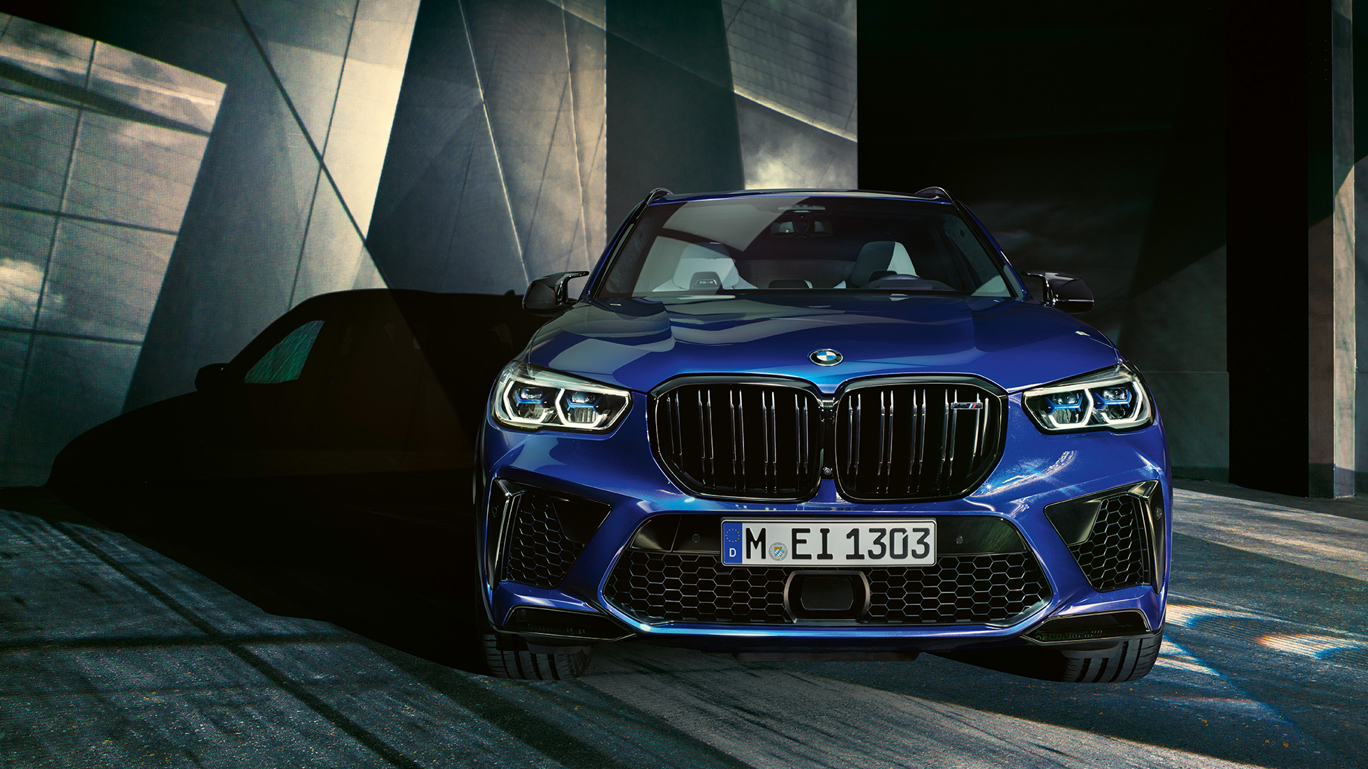 Exterieur design BMW X5 M Competition SUV F95 Exterior design BMW X5 M Competition SUV F95 2020 Marina Bay Blue metallic front view