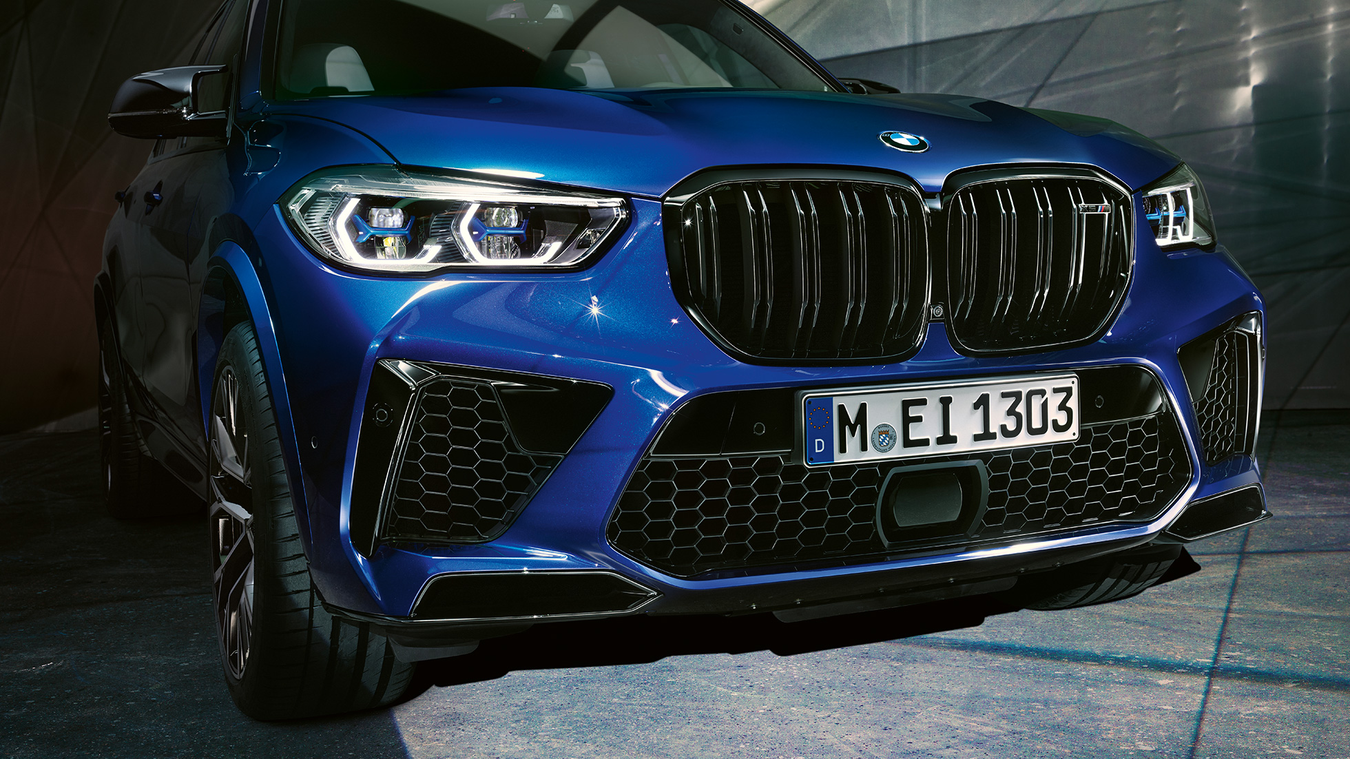 M double kidney grille BMW X5 M Competition SUV F95 M double kidney grille BMW X5 M Competition SUV F95 Marina Bay Blue metallic close-up front