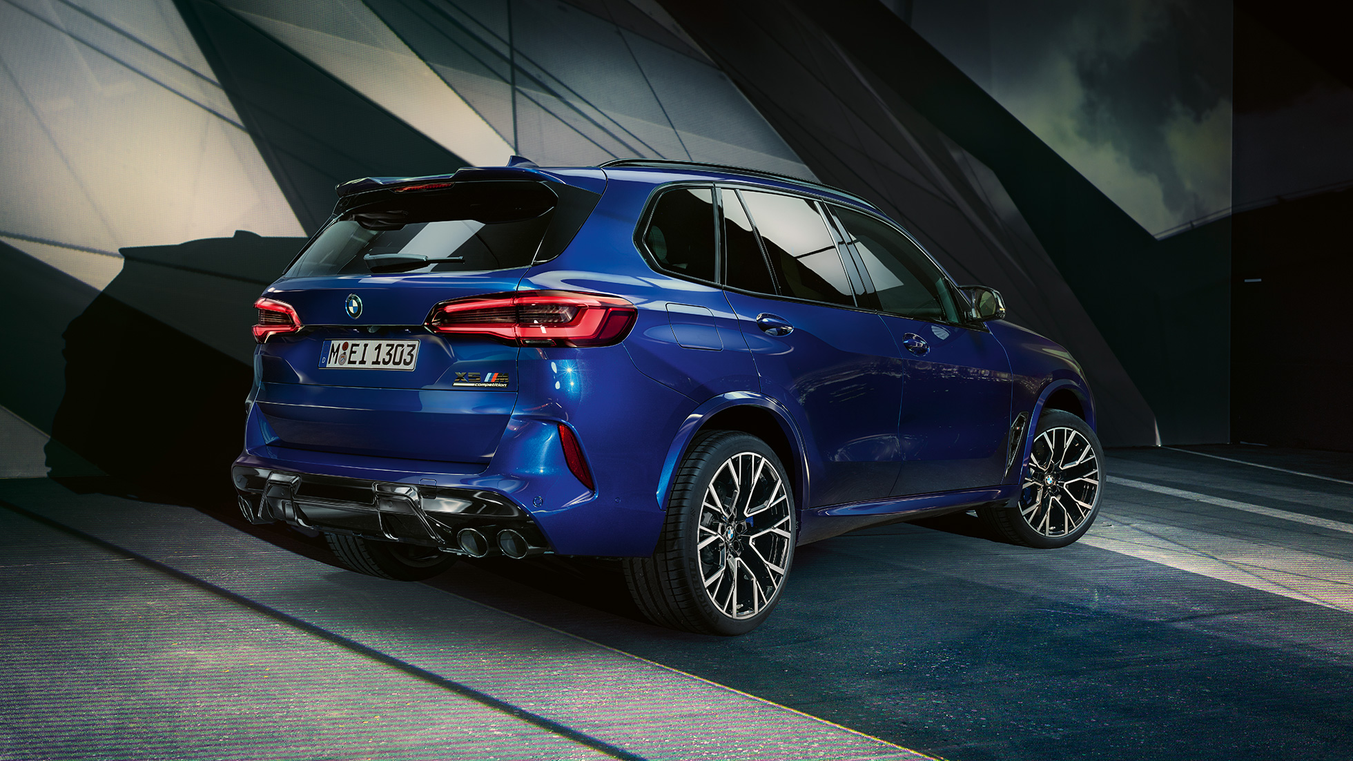 BMW X5 M Competition SUV F95 three-quarter rear view BMW X5 M Competition SUV F95 with M Sport exhaust system Marina Bay Blue metallic three-quarter rear view