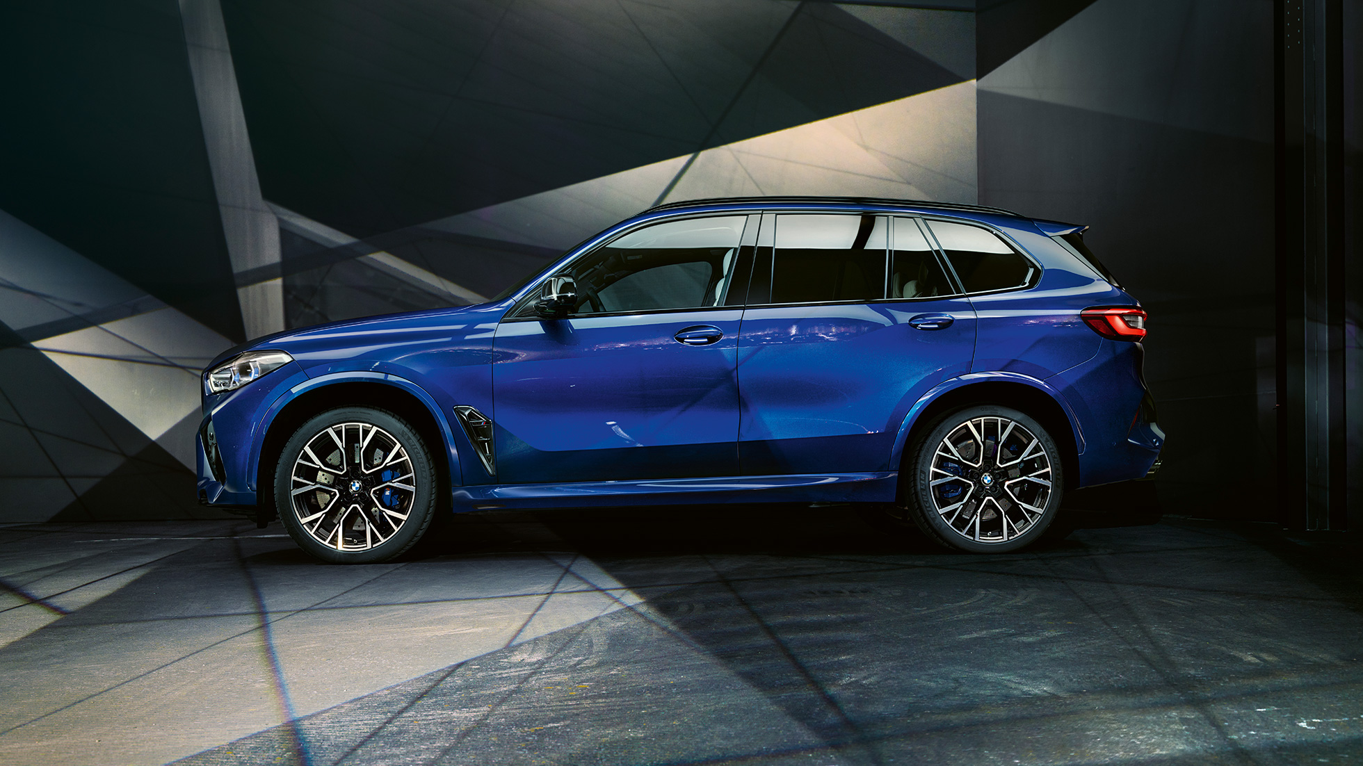 BMW X5 M Competition SUV F95 side view BMW X5 M Competition SUV F95 with M light alloy wheels Marina Bay Blue metallic side view