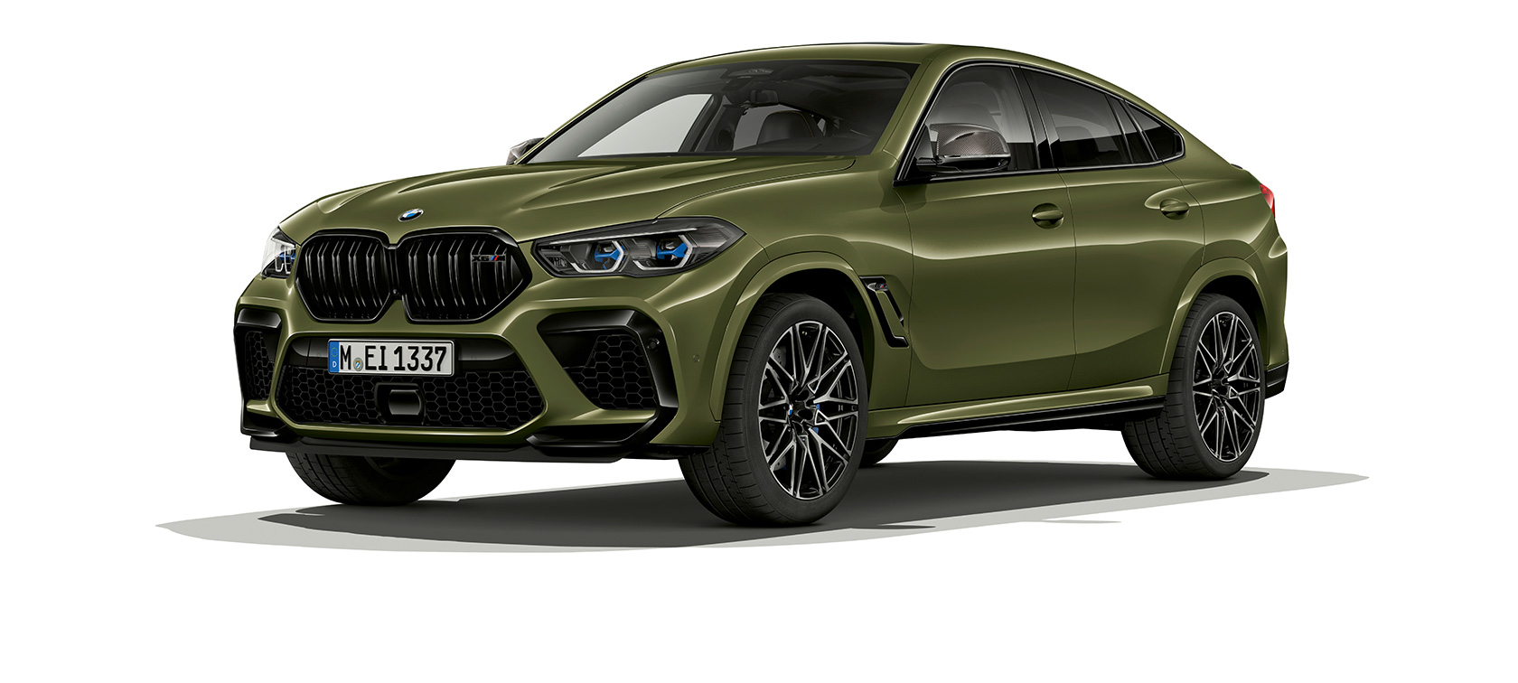 BMW X6 M Competition SUV F96 three-quarter side view BMW X6 M Competition F96 2020 BMW Individual Special Paint Urban Green SUV three-quarter side view