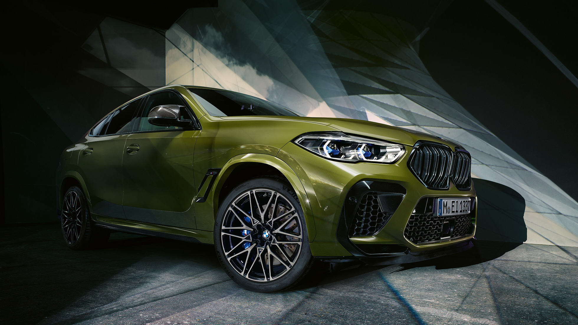 Exterieur-Design BMW X6 M Competition SUV F96 Exterior design BMW X6 M Competition F96 2020 BMW Individual Special Paint Urban Green SUV three-quarter front view
