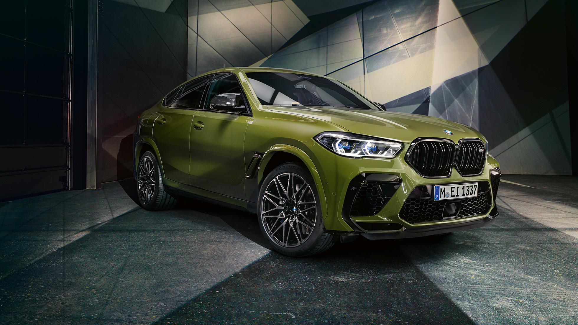 M double kidney grille BMW X6 M Competition SUV F96 M double kidney grille BMW X6 M Competition F96 BMW Individual Special Paint Urban Green SUV three-quarter front view