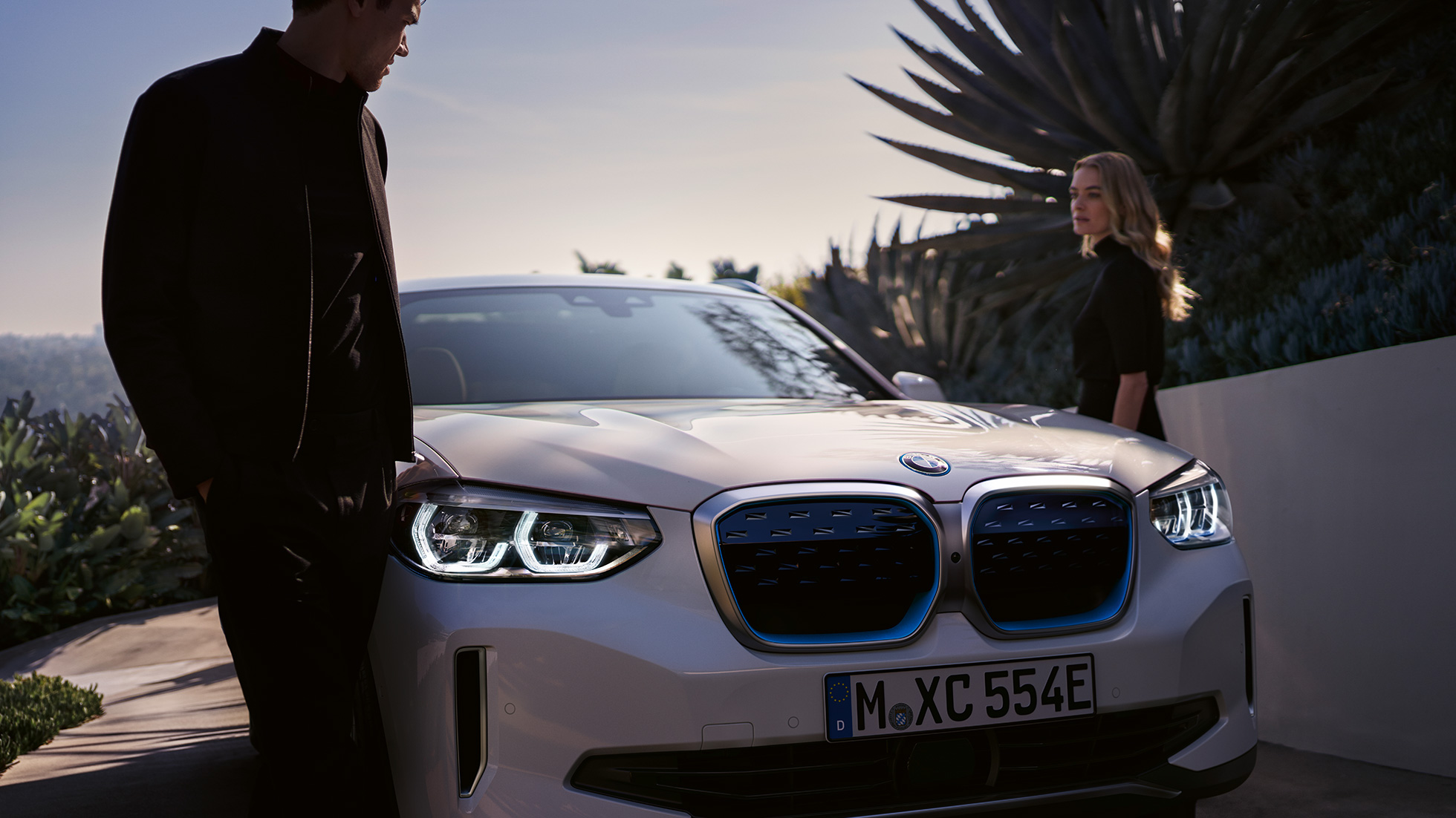 BMW i 키드니 그릴과 함께 BMW iX3 G08의 정면을 3/4각도(반측면)에서 바라본 모습 BMW i 키드니 그릴과 함께 BMW iX3 G08 2020 미네랄 화이트 메탈릭의 정면을 3/4각도(반측면)에서 바라본 모습