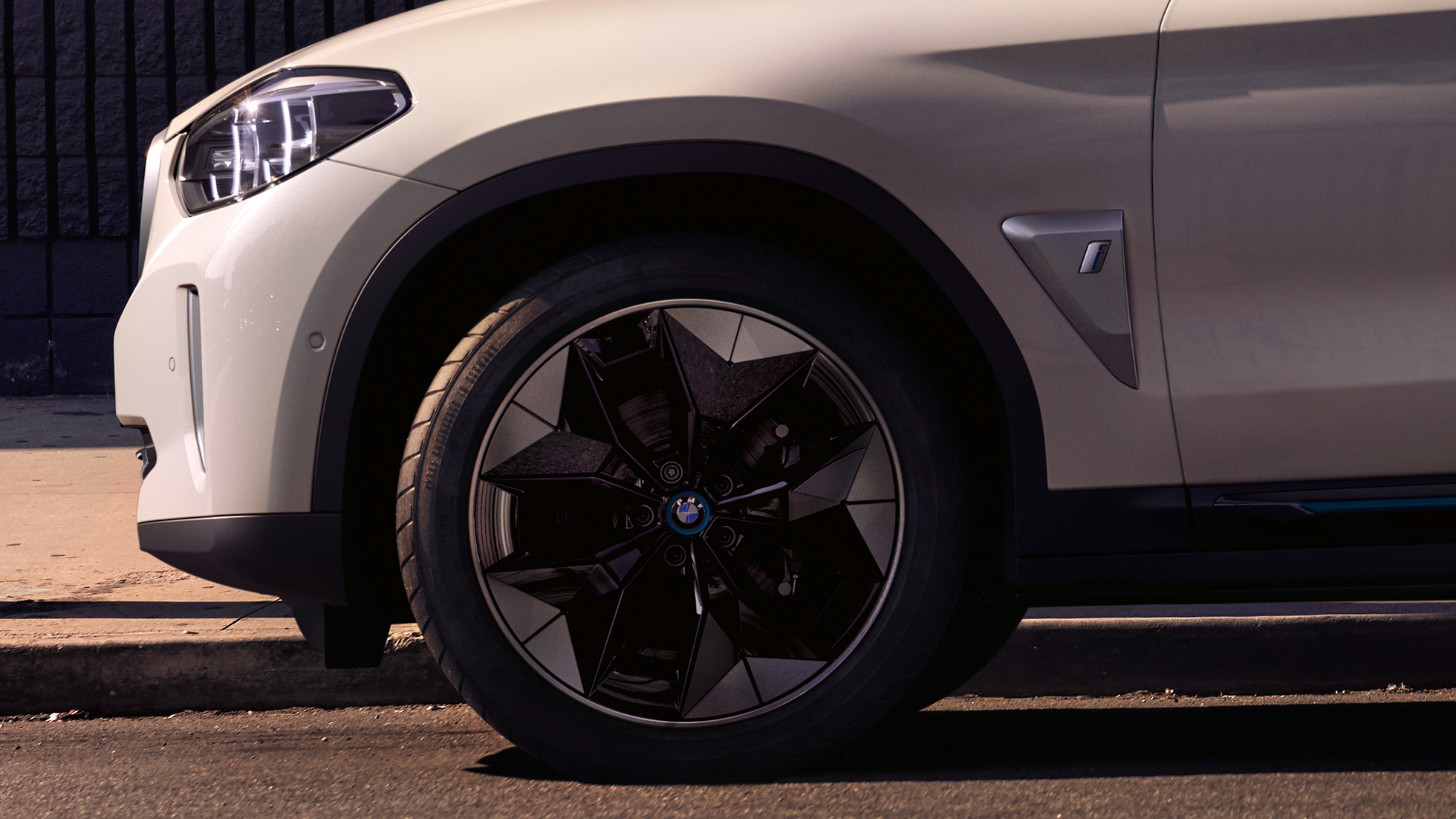 에어로다이내믹 휠을 적용한 BMW iX3 G08의 휠 클로즈업 에어로다이내믹 휠을 적용한 BMW iX3 G08 2020 미네랄 화이트 메탈릭의 휠 클로즈업