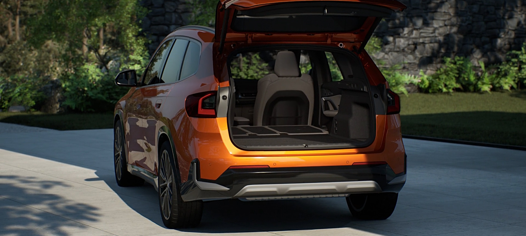 BMW X1 xDrive23i U11 ICE xLine 유타 메탈릭 오렌지 러기지 컴파트먼트 트레일러 견인 고리 러기지 컴파트먼트 및 트레일러 견인 고리 BMW X1 xDrive23i U11 ICE 유타 메탈릭 오렌지 20” BMW 인디비주얼 경합금 휠 멀티스포크 869 I