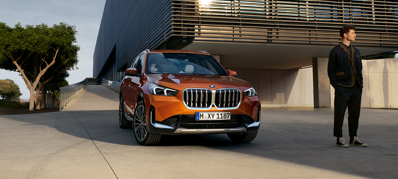 BMW X1 xDrive23i U11 ICE xLine 유타 메탈릭 외부 공간 하이라이트 외부 공간 하이라이트 BMW X1 xDrive23i U11 ICE xLine 유타 메탈릭 오렌지 20” BMW 인디비주얼 경합금 휠 멀티스포크 869 I