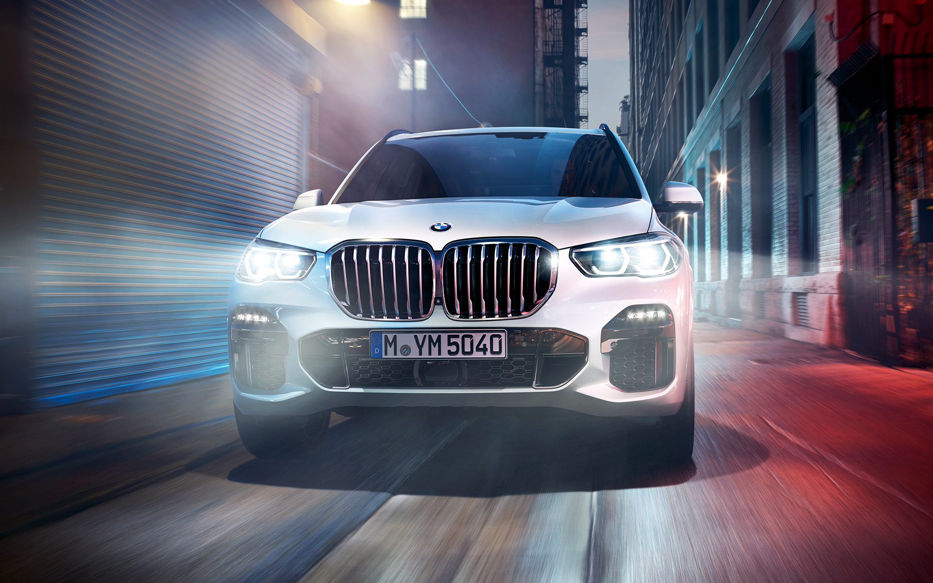 BMW X5 in action 플러그인 하이브리드 SUV G05 The BMW X5 on a street in the city at night 플러그인 하이브리드 SUV G05