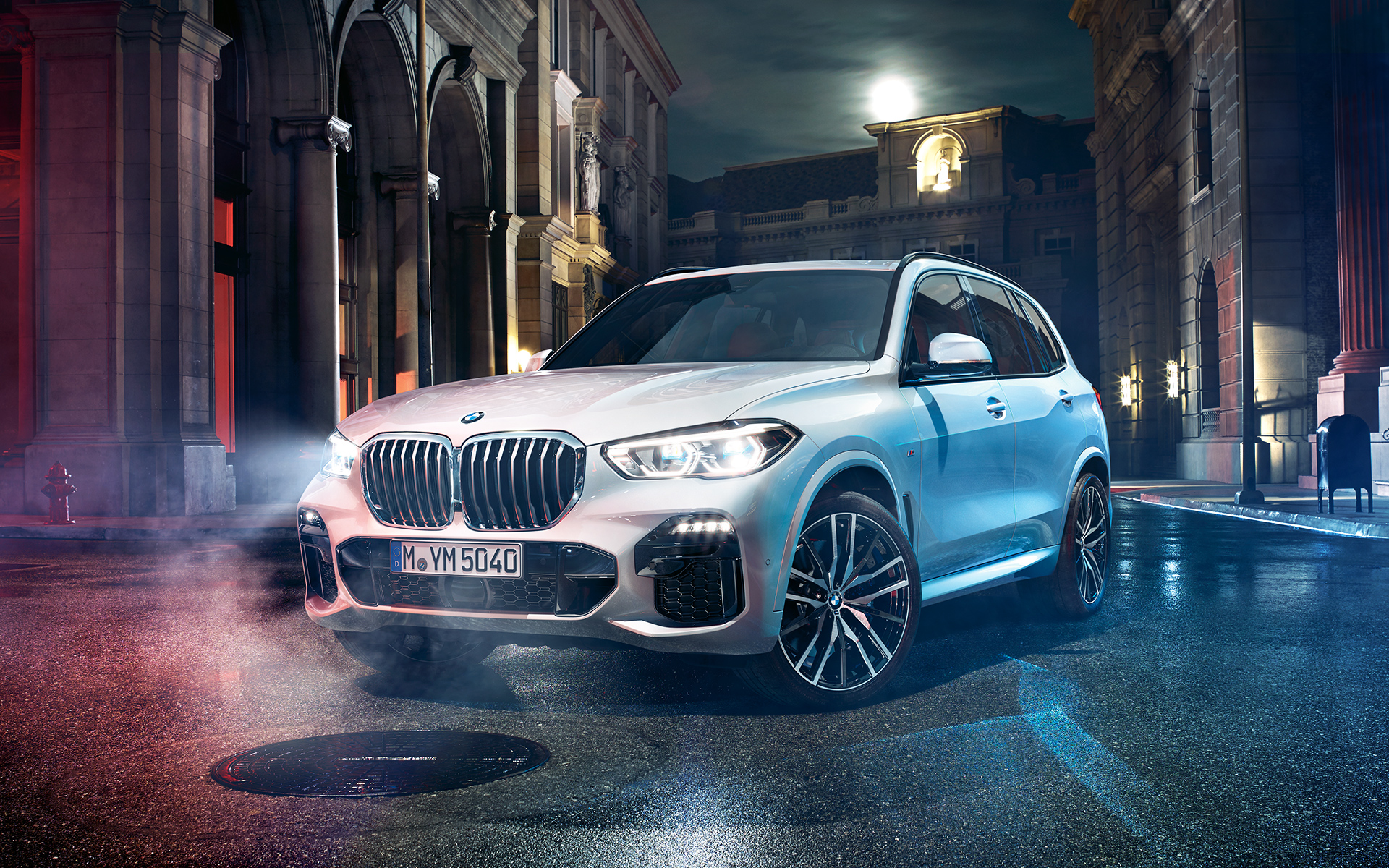 BMW X5 on the road at night 플러그인 하이브리드 SUV G05 Front shot of the BMW X5 at night in an urban setting 플러그인 하이브리드 SUV G05