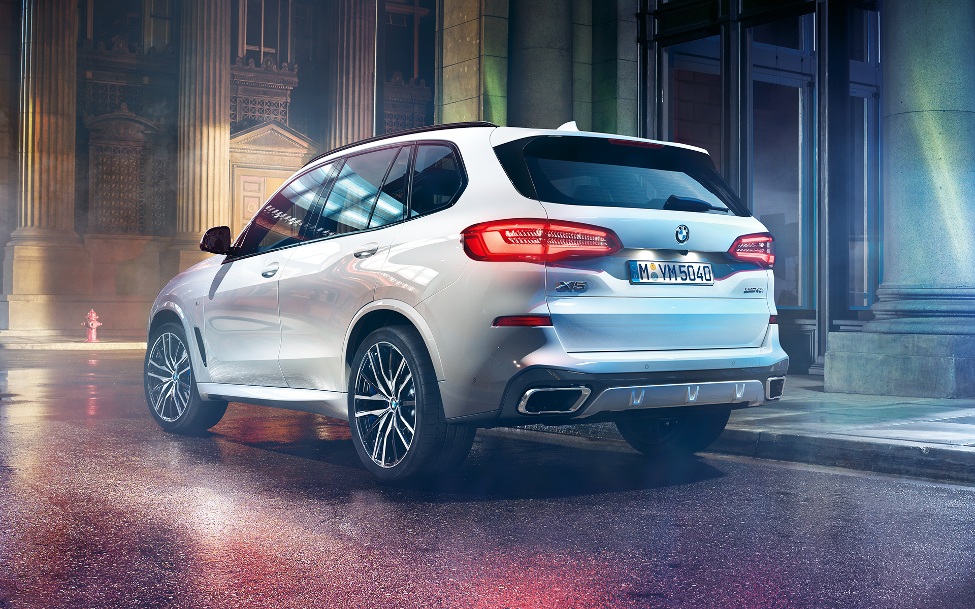BMW X5 rear 플러그인 하이브리드 SUV G05 Rear shot of the BMW X5 at night in an urban setting 플러그인 하이브리드 SUV G05