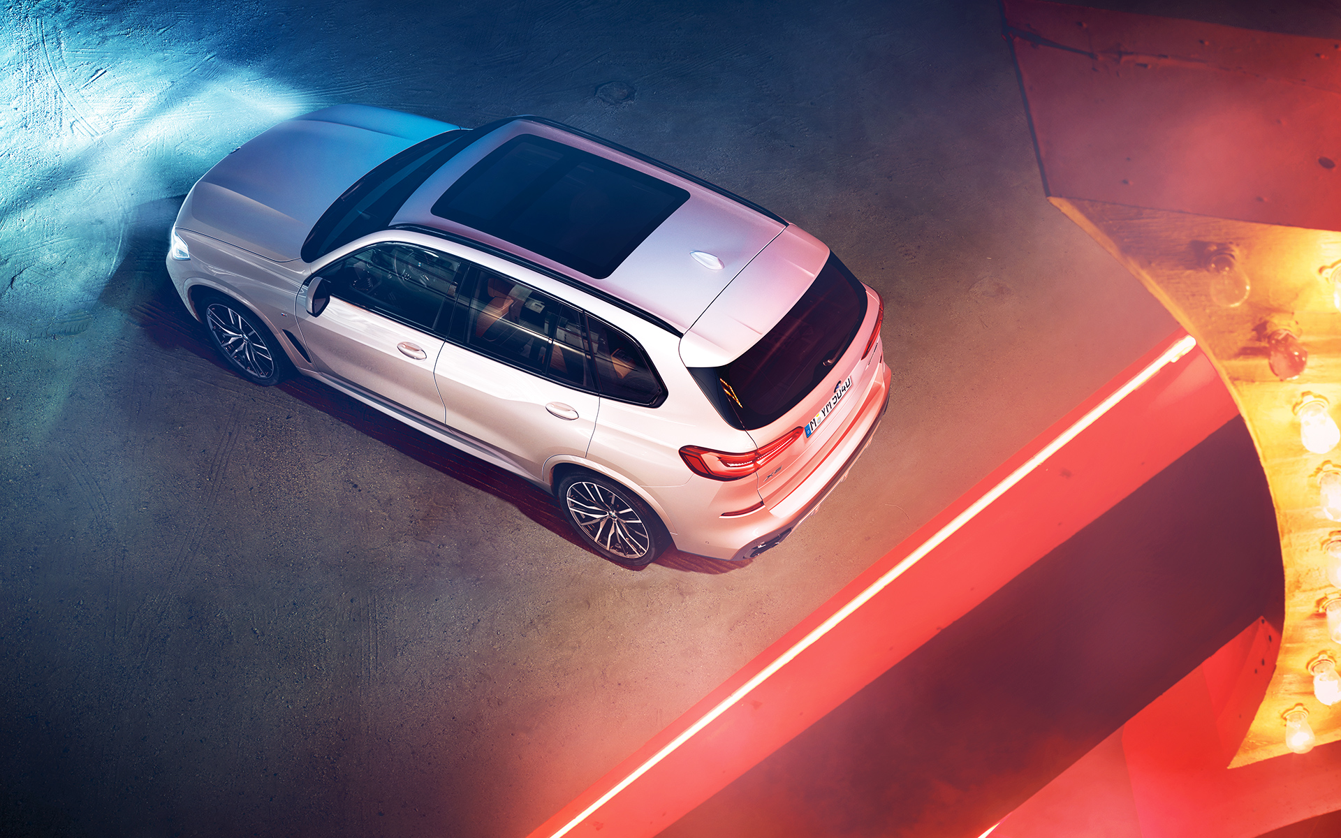 Bird’s-eye view of BMW X5 플러그인 하이브리드 SUV G05 Night-time shot of the BMW X5 from above 플러그인 하이브리드 SUV G05