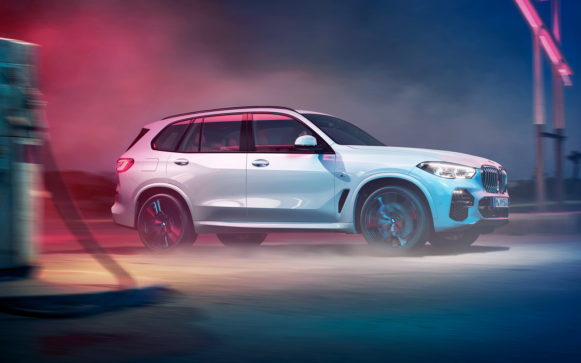 BMW X5 side view 플러그인 하이브리드 SUV G05 The silhouette of the BMW X5 at night in an urban setting 플러그인 하이브리드 SUV G05