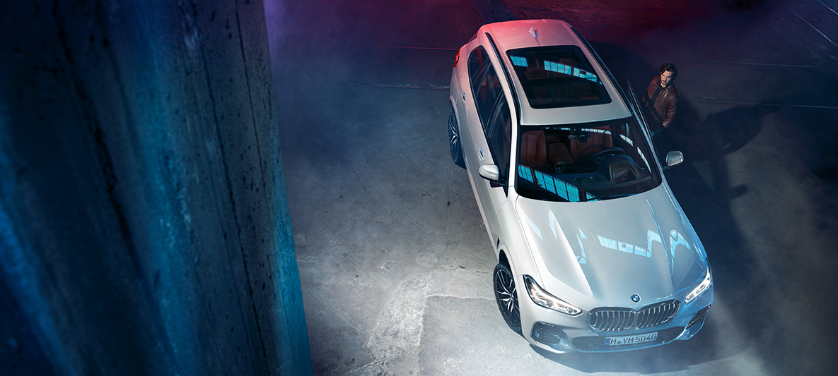 Bird’s-eye view of BMW X5 Night-time shot of the BMW X5 from above in an urban setting