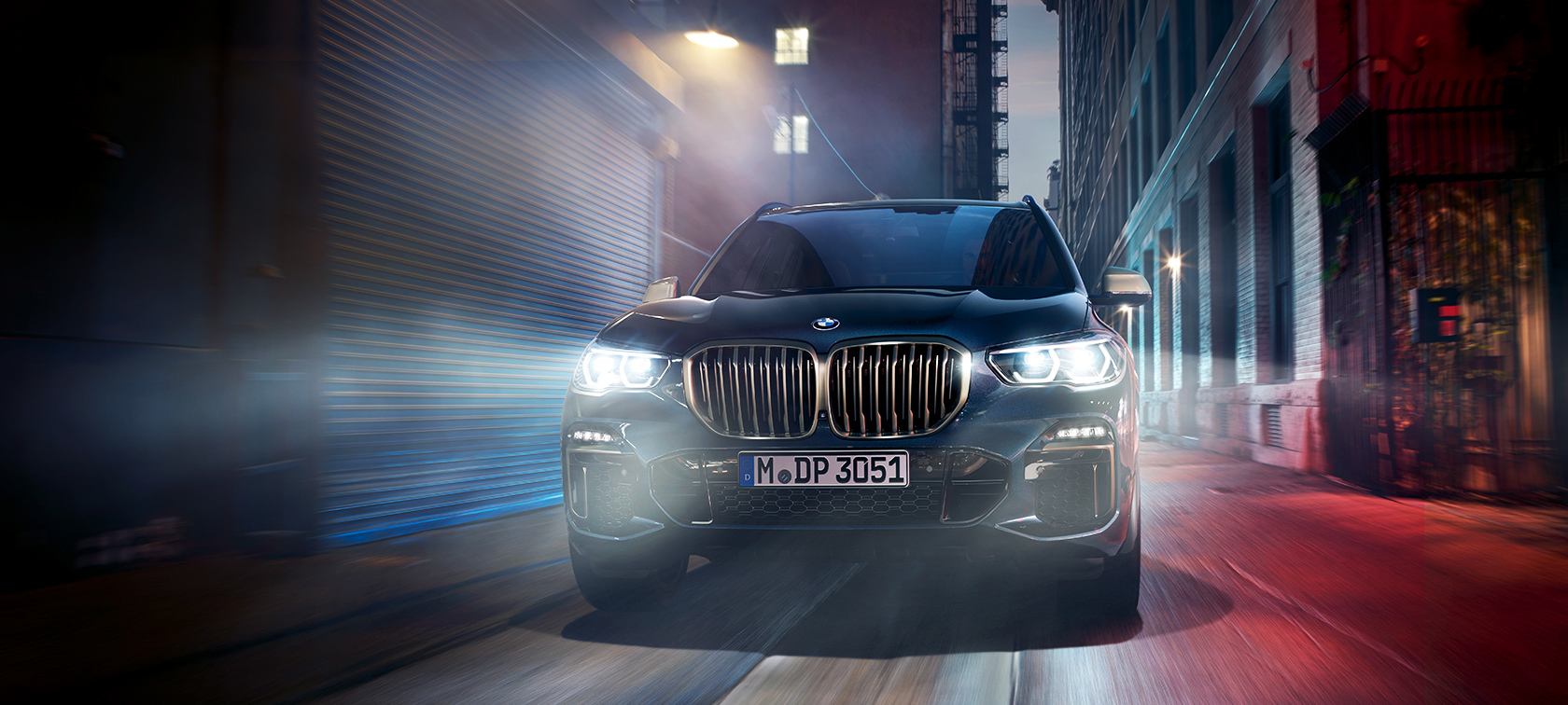 BMW X5 M50d in action 플러그인 하이브리드 SUV G05 The BMW X5 M50d on a street in the city at night 플러그인 하이브리드 SUV G05