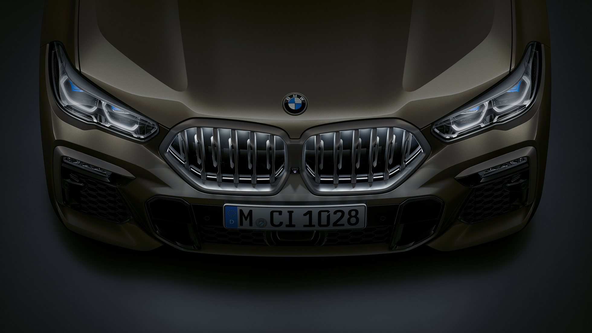 BMW X6 front SUV G06. Close-up view of the BMW X6 front with BMW kidney grille ‘Iconic Glow’ from a bird's eye view SUV G06.