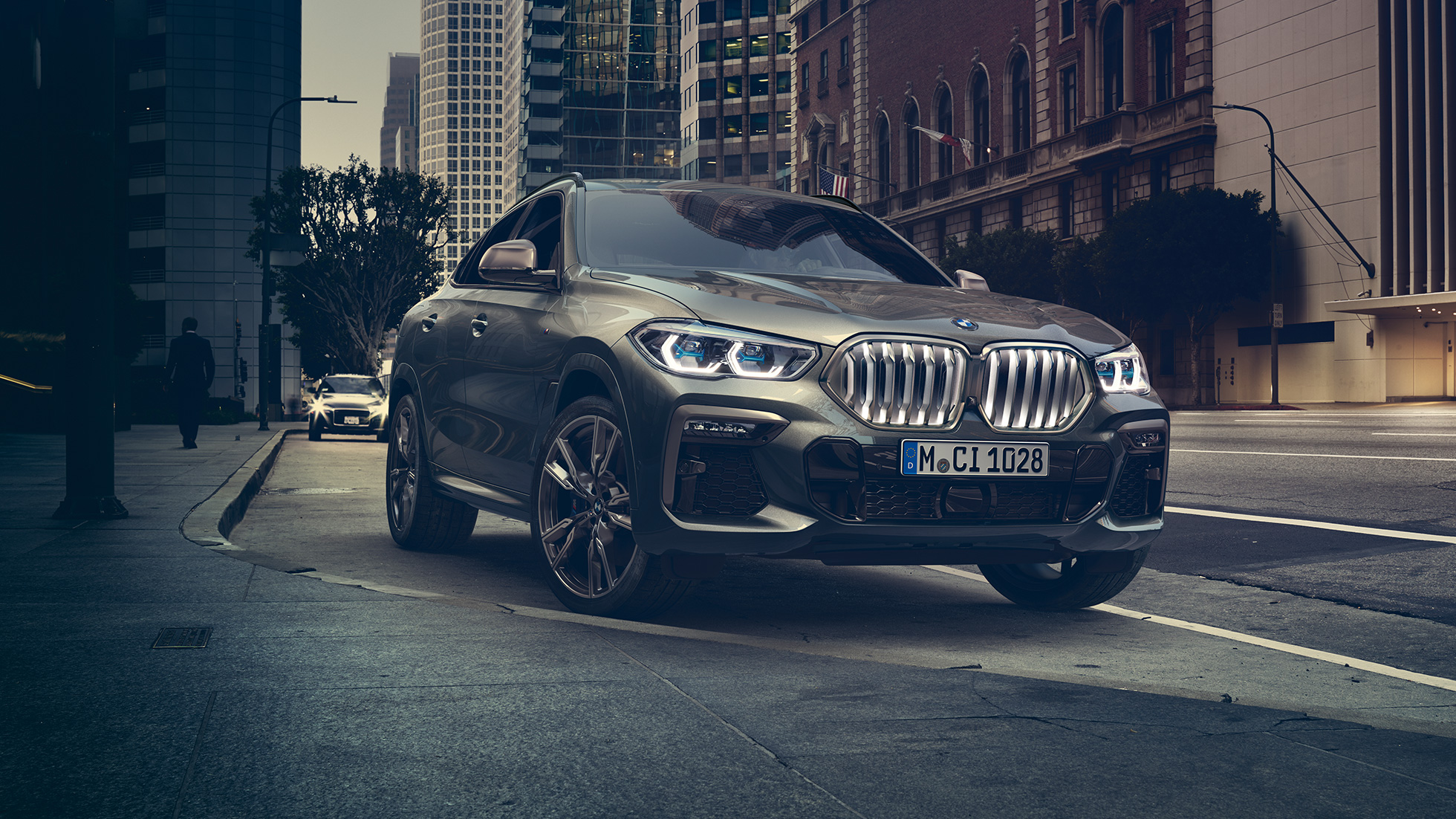 BMW X6 Adaptive M suspension Professional SUV G06 BMW X6 in three-quarter front perspective in front of an urban setting SUV G06.