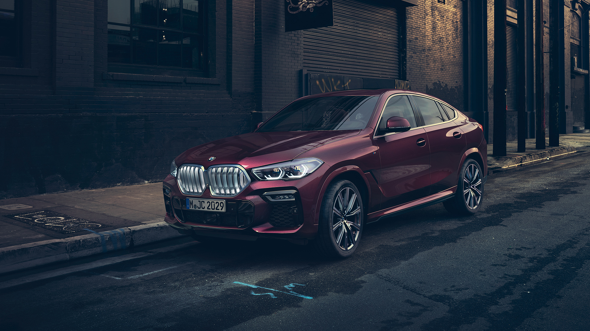 BMW X6 Individual exterior SUV G06. BMW X6 Individual standing in three-quarter front SUV G06.