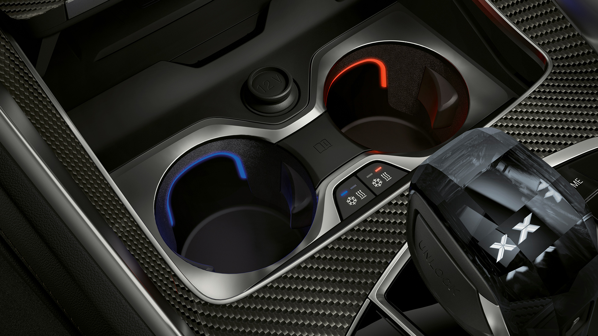 Temperature-controlled cupholder SUV G06. Close-up of the BMW interior with focus on temperature-controlled cupholder SUV G06.