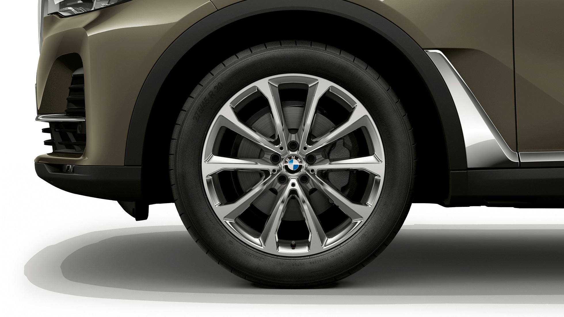 BMW X7, standard equipment light alloy wheel SUV G07 Close-up of the light alloy wheel of the BMW X7 with standard equipment features SUV G07