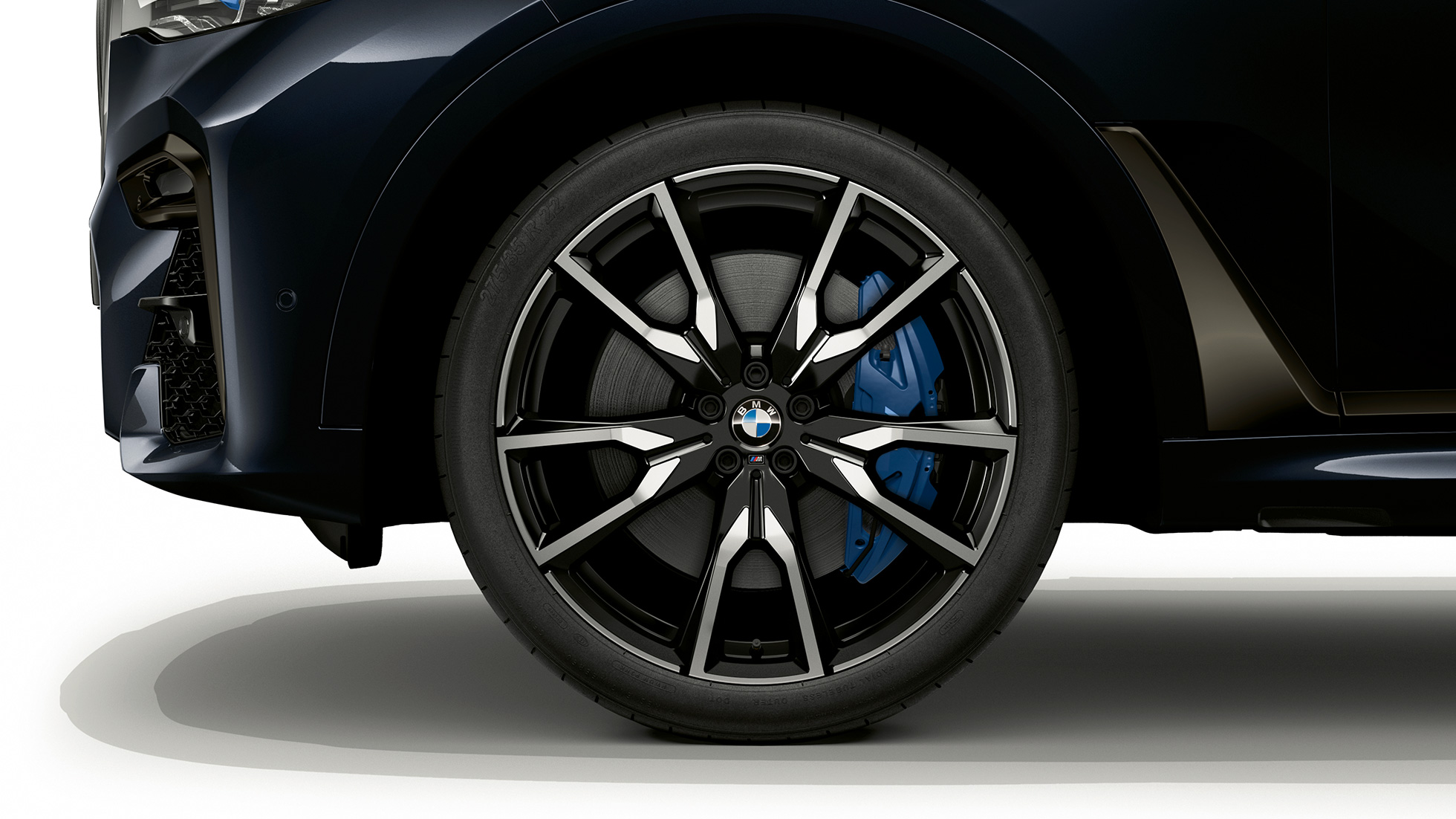 BMW X7, BMW Individual X7 40i xDrive light alloy wheel SUV G07 Close-up of the light alloy wheel of the BMW X7 with BMW Individual X7 40i xDrive features SUV G07