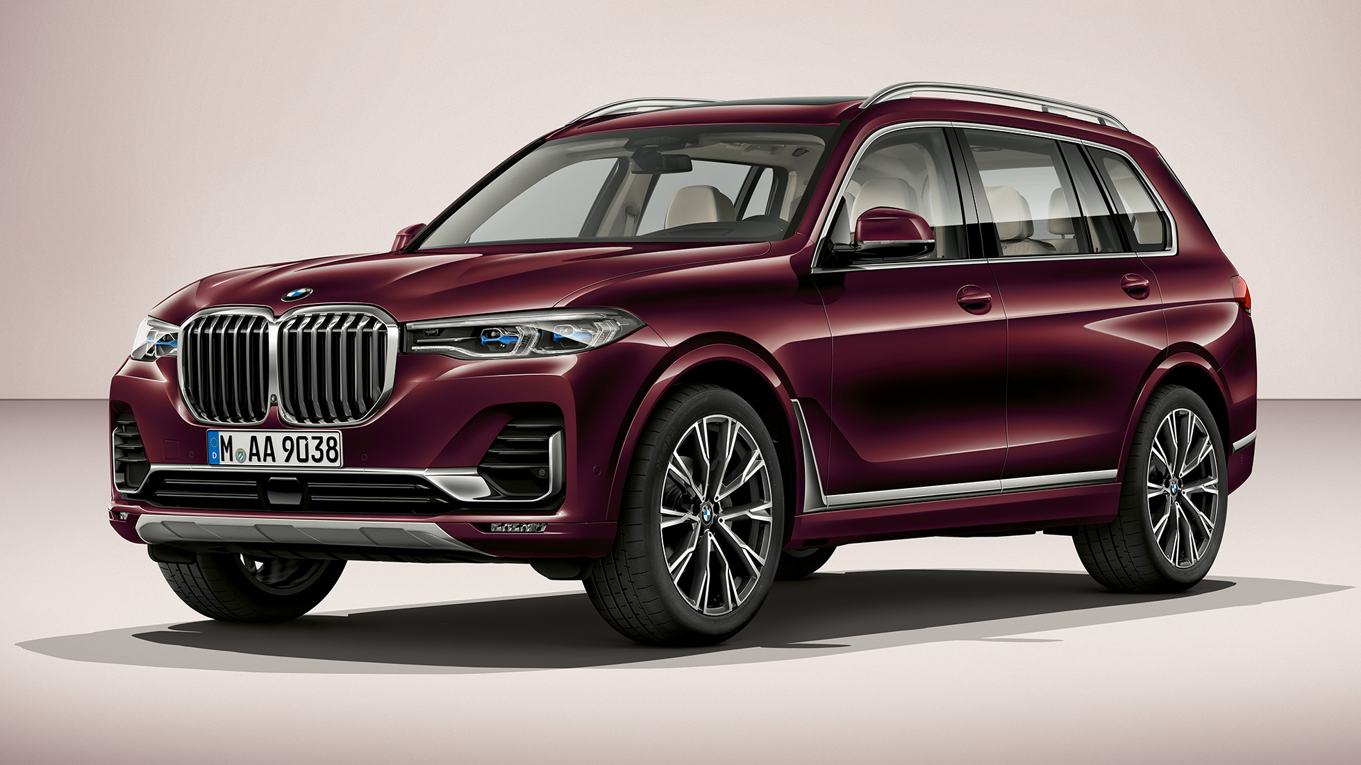 BMW X7 M Sport Package SUV G07 Studio shot of the BMW X7 three-quarter front view in M Sport Package SUV G07