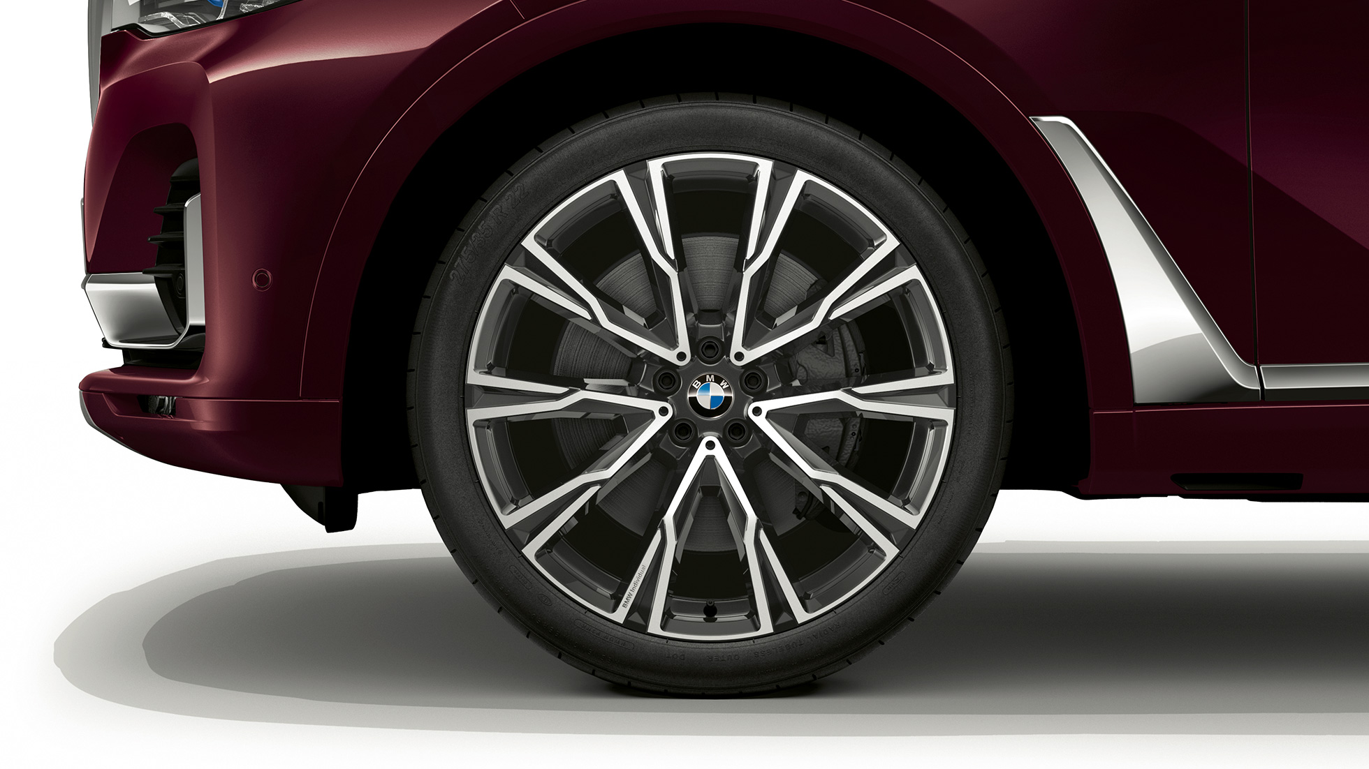 BMW X7, M Sport Package light alloy wheel SUV G07 Close-up of the light alloy wheel of the BMW X7 with M Sport Package features SUV G07