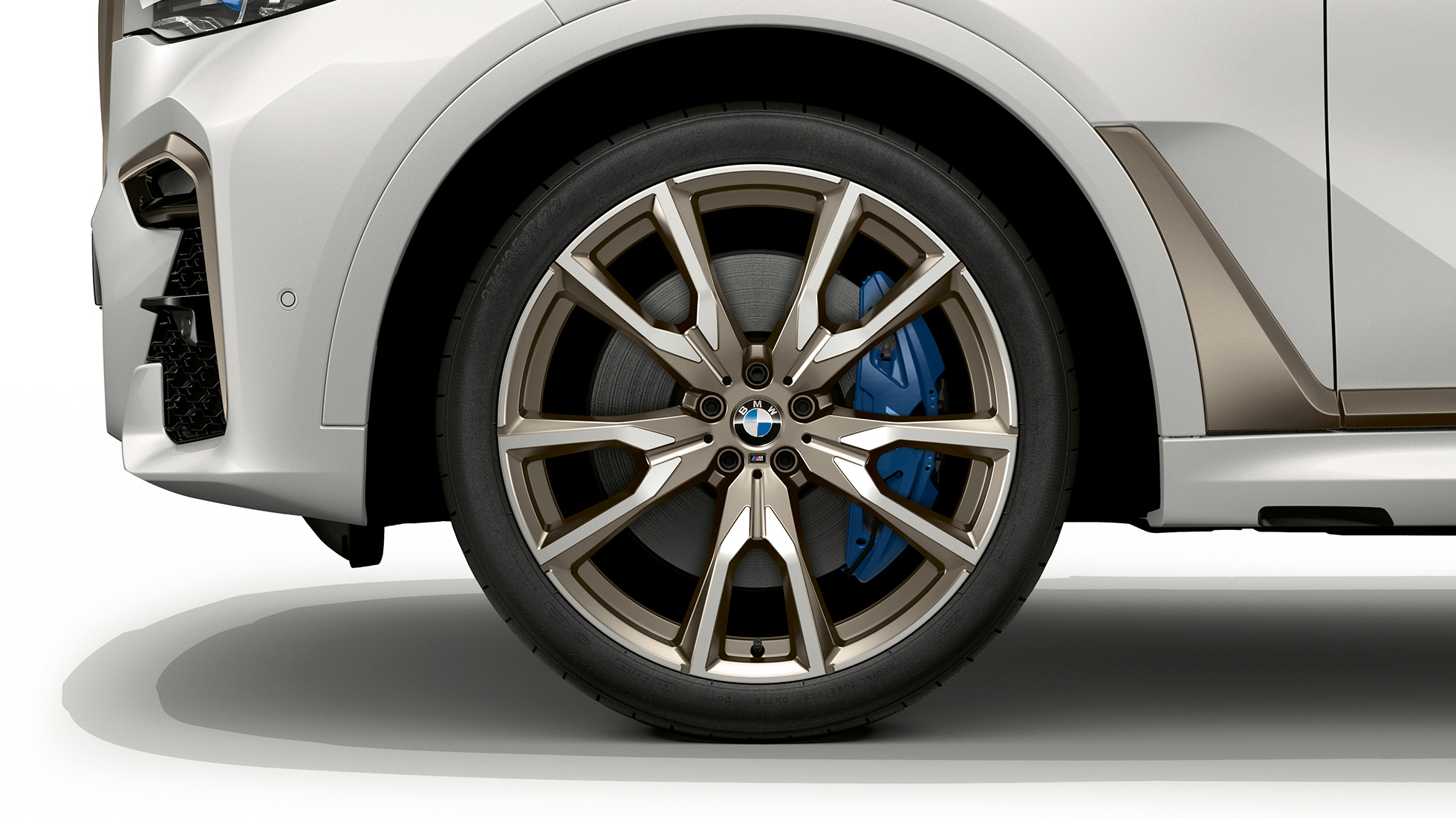 BMW X7, BMW X7 M50d light alloy wheel SUV G07 Close-up of the light alloy wheel of the BMW X7 with BMW X7 M50d features SUV G07