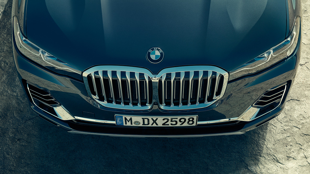 BMW kidney grille of the BMW X7 SUV G07 BMW kidney grille: high-angle shot of BMW X7 front SUV G07