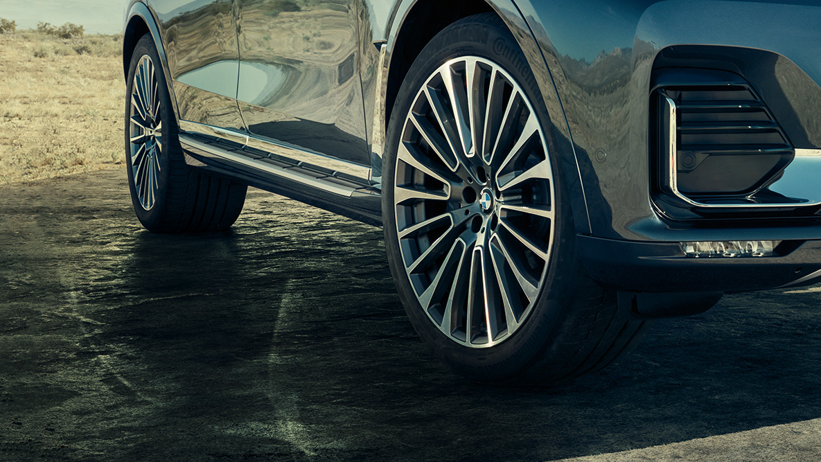 22'' light alloy wheels SUV G07 22'' light alloy wheels: three-quarter front view of the BMW X7 with focus on the wheels SUV G07