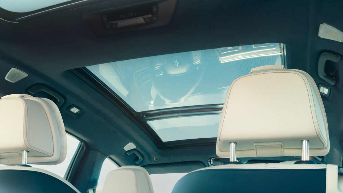 Panorama glass roof SUV G07 View from the last row of seats up to the panorama glass roof with a view of the blue sky SUV G07