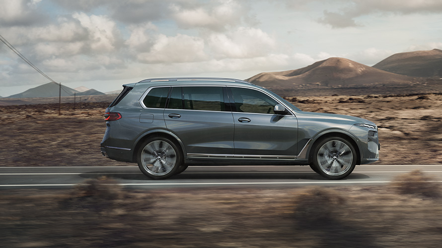 BMW X7 G07 LCI 측면도, 스파클링 쿠퍼 메탈릭 그레이, 디자인 퓨어 엑설런스 BMW X7 G07 LCI 측면도, 주행, 메탈릭 그레이 스파클링 쿠퍼, 디자인 퓨어 엑설런스