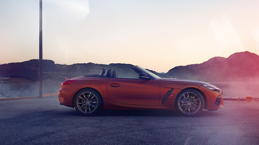 커브된 오렌지색 BMW Z4 First Edition G29 산악 경관 앞에서 커브된 오렌지색 BMW Z4 First Edition G29