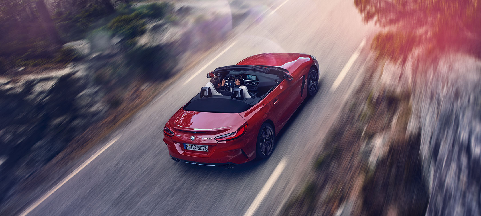 주행중인 BMW Z4 로드스터의 조감도 G29 BMW Z4 로드스터의 조감도 G29
