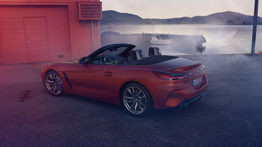 도로 위의 BMW Z4 퍼스트 에디션 G29 산악 도로 앞에 보이는 BMW Z4 퍼스트 에디션의 뒷모습 G29
