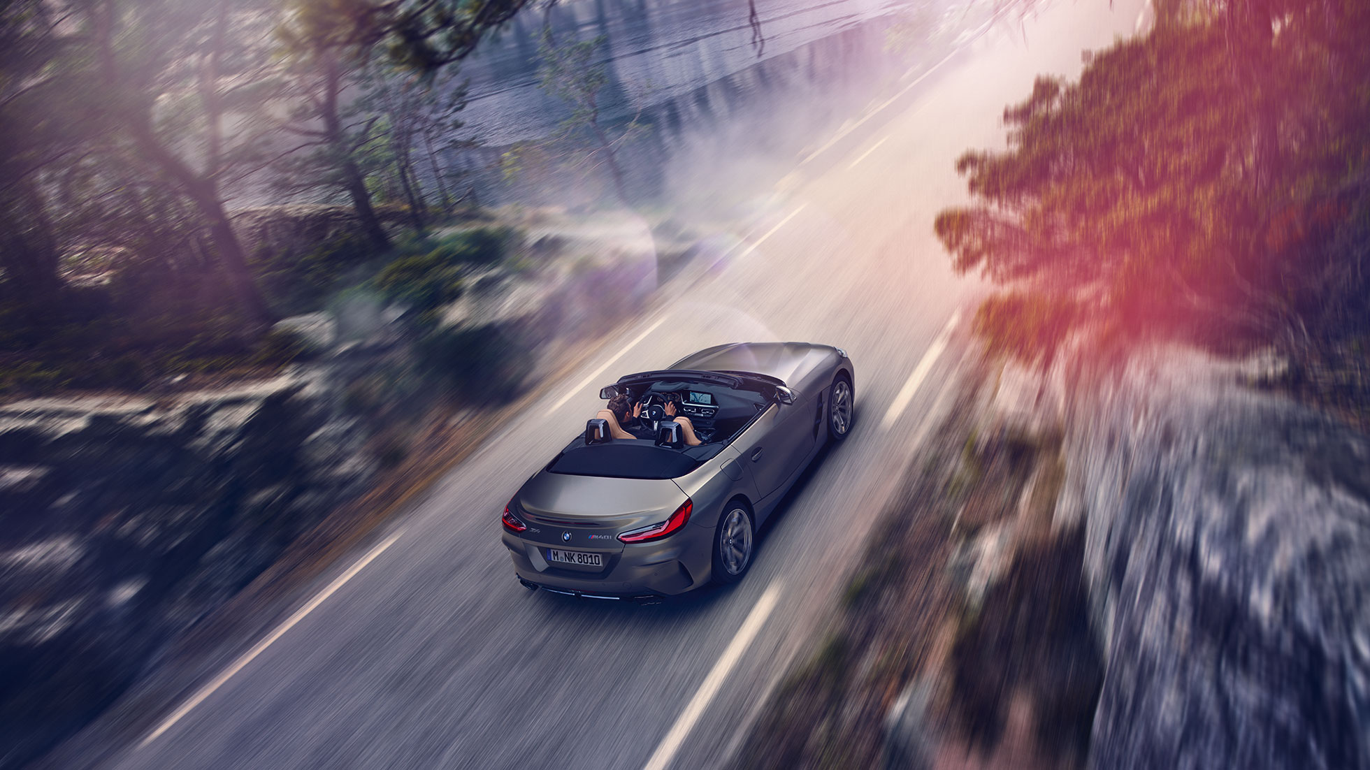 위에서 본 BMW Z4 로드스터 G29 위에서 본 주행 중인 회색 BMW Z4 로드스터 G29