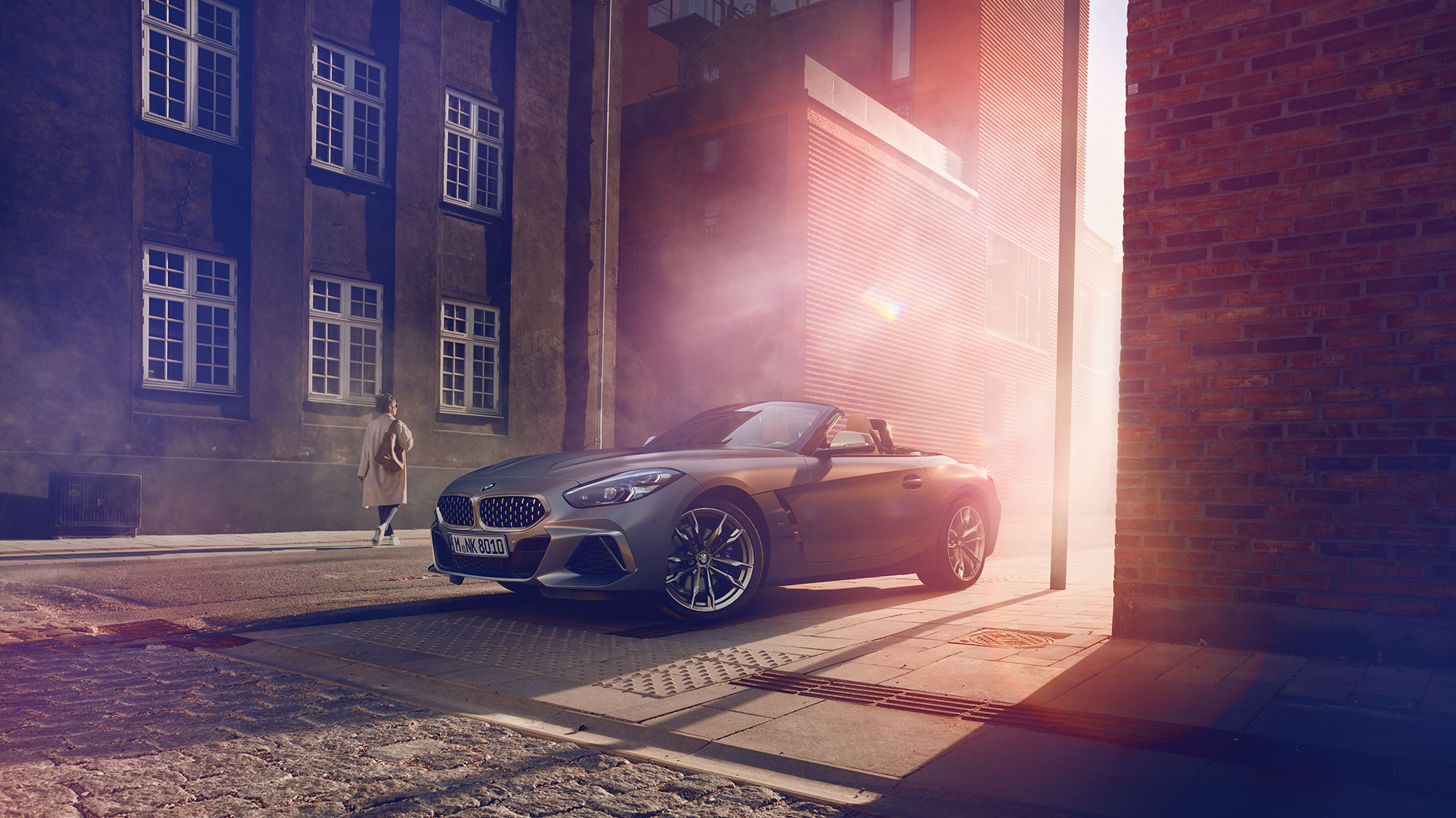 거리 앞에 선 BMW Z4 로드스터 G29 거리 앞에 선 회색 BMW Z4 로드스터 G29