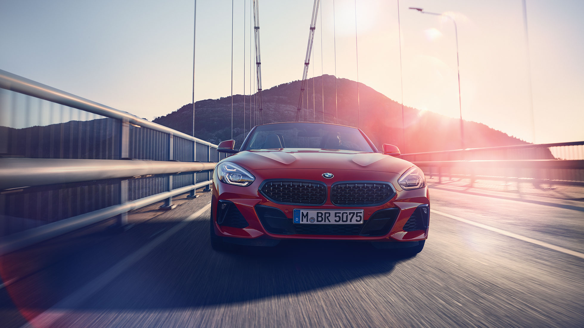 다리 위를 달리는 BMW Z4 로드스터 다리 위를 달리는 BMW Z4 로드스터의 앞모습