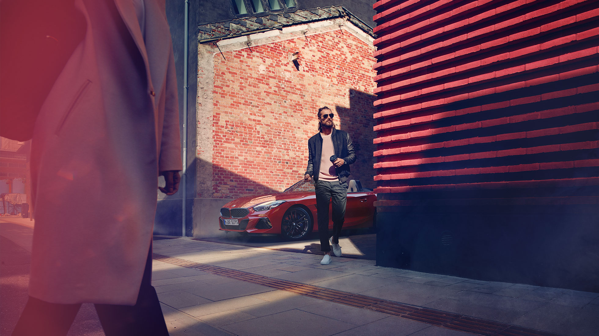BMW Z4 로드스터와 남성 거리에서 보이는 BMW Z4 로드스터