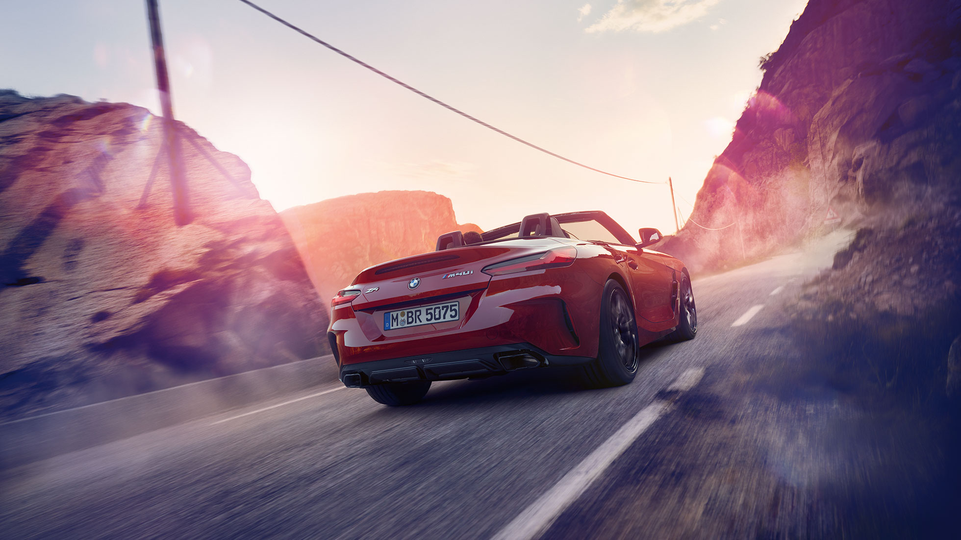 BMW Z4 로드스터의 후면 도로 위를 달리는 BMW Z4 로드스터 후면