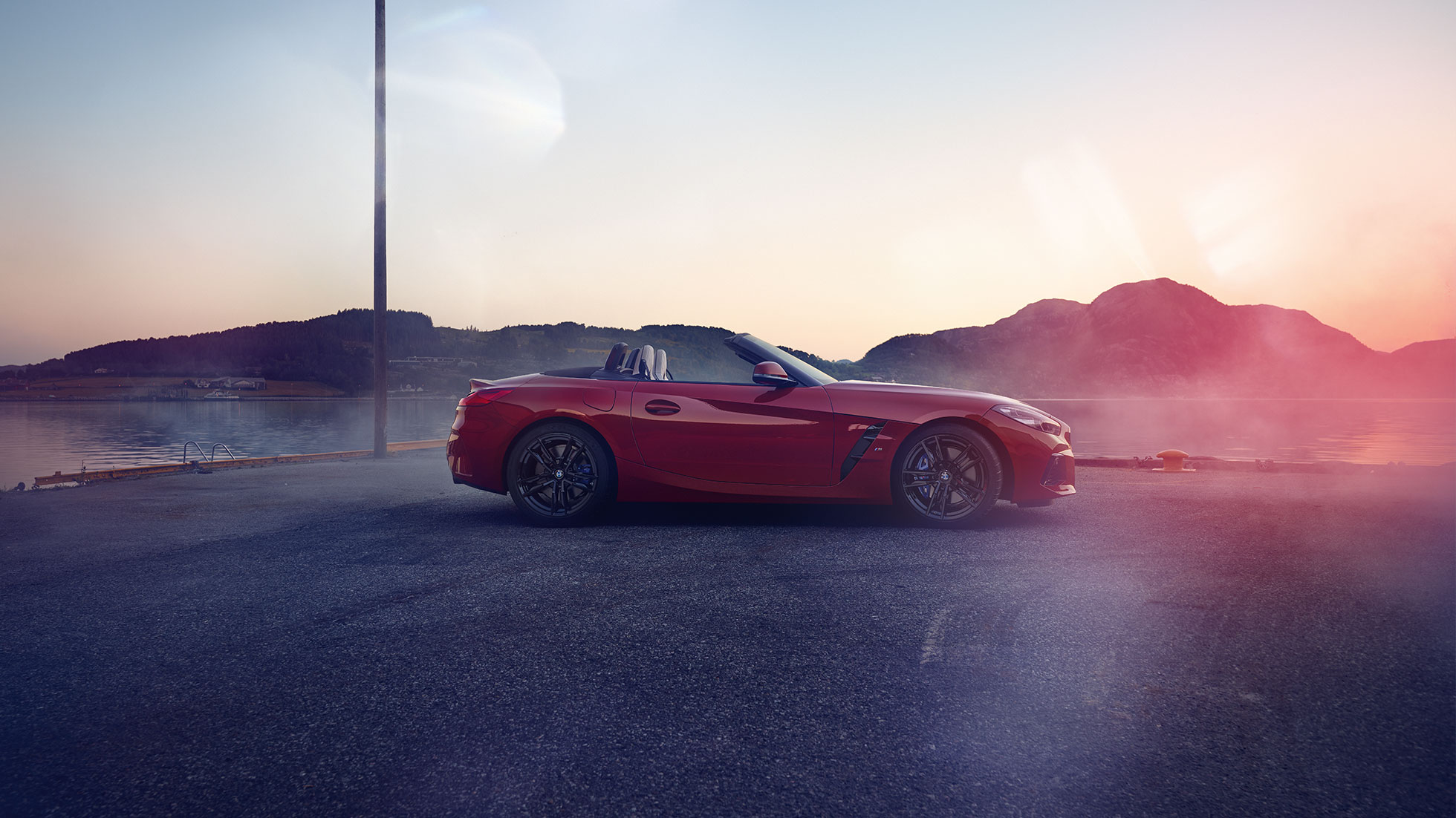BMW Z4 로드스터의 측면 산악 경관 앞 BMW Z4 로드스터의 측면
