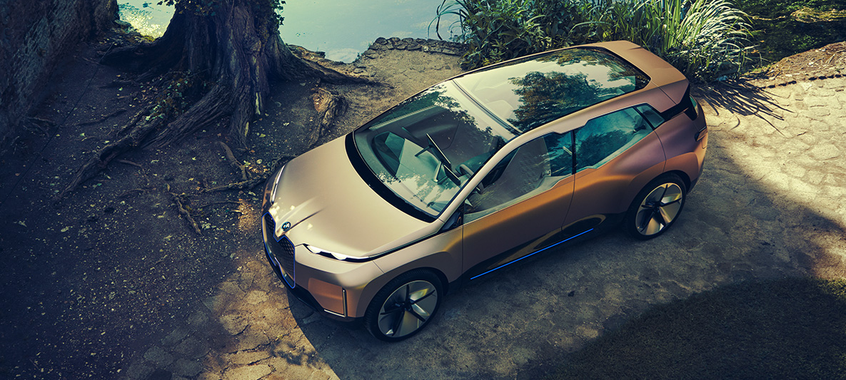 위에서 본 BMW 비전 iNEXT 나무와 호수 앞 BMW 비전 iNEXT