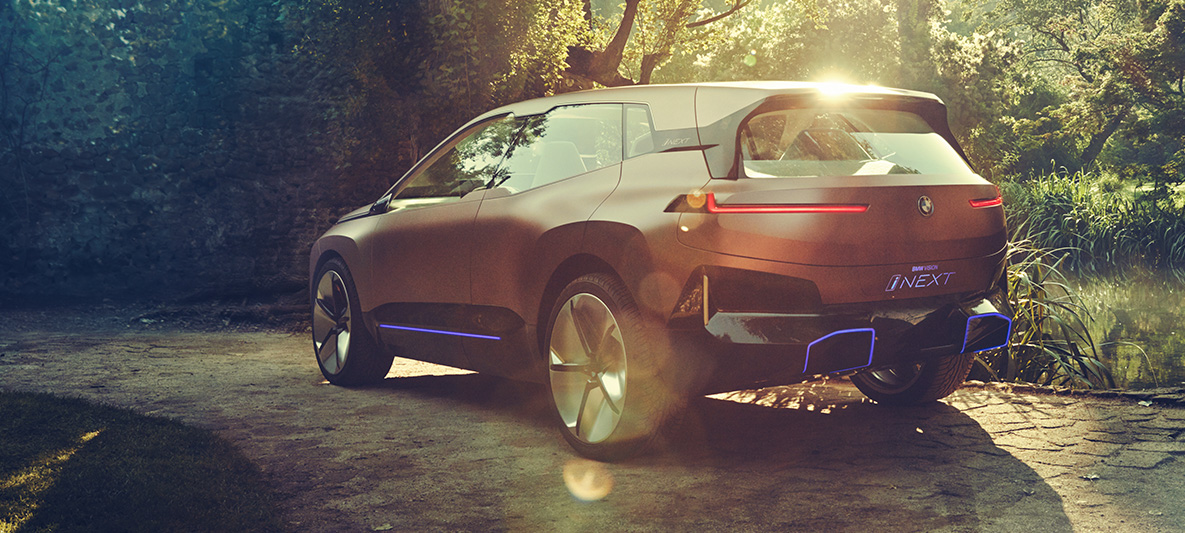 뒤에서 본 BMW 비전 iNEXT 햇살 아래 공터의 BMW 비전 iNEXT 후면 샷