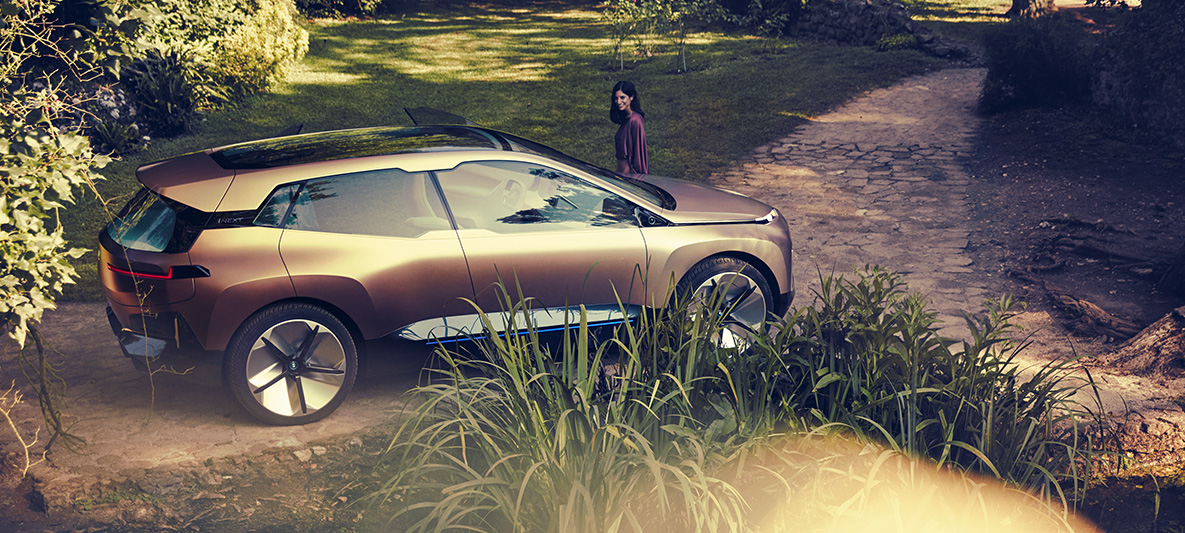 측면에서 본 BMW 비전 iNEXT 분기점 앞 주차된 BMW 비전 iNEXT 측면 샷