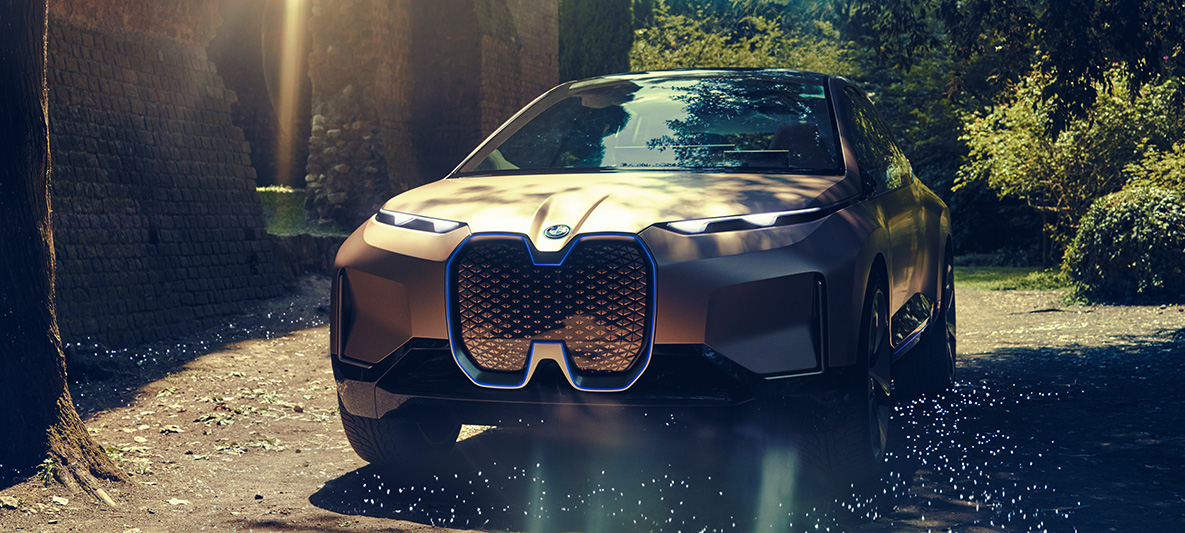 정면에서 본 BMW 비전 iNEXT 드라이브 내 BMW 비전 iNEXT 정면 샷