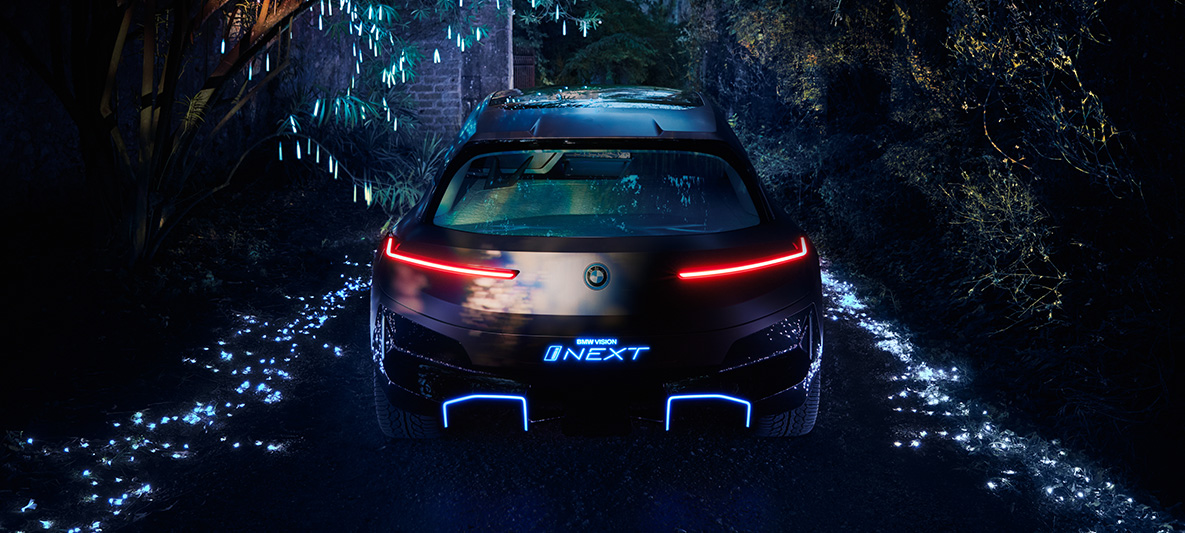 뒤에서 본 BMW 비전 iNEXT 레드 리어 라이트가 켜진 BMW 비전 iNEXT 후면 샷